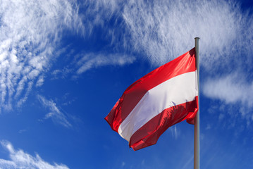 Flagge Österreich, blauer Himmel, im Wind