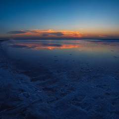 Obraz premium Beauty sunset on salty lake