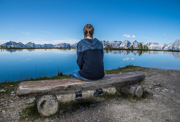 Fototapeta premium eine Frau wandert in Hinterstoder