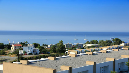 Dachy i budynki z widokiem na morze Śródziemne. - obrazy, fototapety, plakaty
