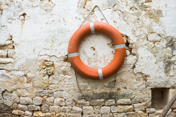 bouée sauvetage marin bateau mer océan décoration orange mur pierre secourir sauver