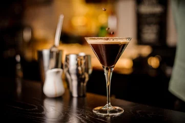 Foto op Canvas barman versierd espresso cocktail drinken wit schuim koffieboon © fesenko