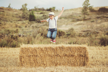 niño feliz en el campo