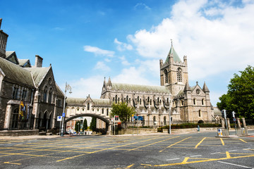 Obraz premium Christ Church Cathedral w słoneczny dzień w Dublinie w Irlandii
