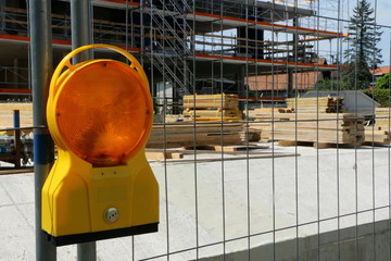 Warning light in front of a construction site, Warnleuchte vor einer Baustelle