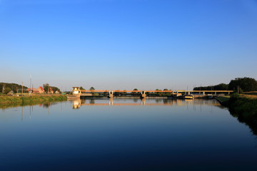 Piękny krajobraz Polski, zapora wodna, elektrownia na rzece Odrze.