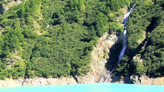Cascata nella diga