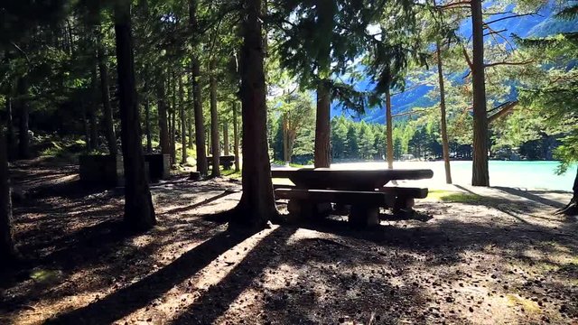 Area picnic a bordo lago