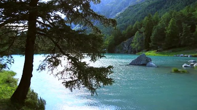 Lago di montagna in valle d aosta, lago alpino