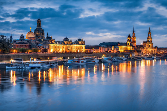 Skyline von Dresden am Elbufer bei Nacht, Sachsen, Deutschland