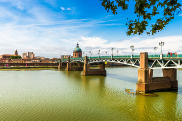 Pont Saint-Pierre sur la Garonne et La Grave à Toulouse, Occitanie en France