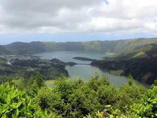 Obraz premium Magnificent view of the double lake Sete Cidades (Lagoa Verde and Lagoa Azul). San Miguel. Azores