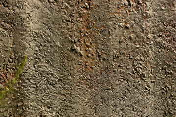 серый влажный фон из фрагмента фундамента бетонной стены здания 