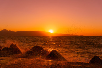 Blick auf warmen Sonnenuntergang vor dem Meer