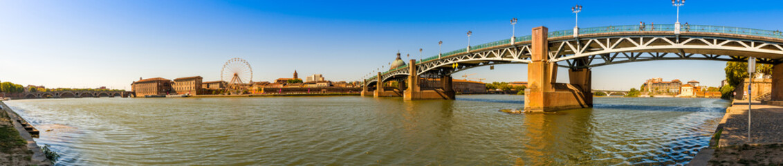 Panoramique de la Garonne à Toulouse, Occitanie en France