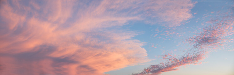 Abendstimmung - blauer Himmel mit rosa Wolken - Powered by Adobe