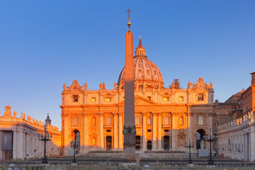 Fototapeta premium Panoramic view of The Papal Basilica of St. Peter in the Vatican or Saint Peter Cathedral at sunrise in Rome, Italy.