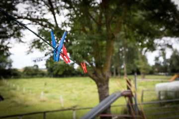 Wäscheklammern an einer Wäschleine ohen Wäsche im Garten