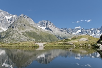 Naklejka na ściany i meble lac de haute montagne