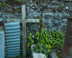 Coin abandon&eacute; dans cimeti&egrave;re.