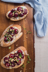Toasts with goat cheese, grapes, nuts and honey.