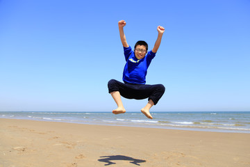 Obraz premium A boy playing on the beach
