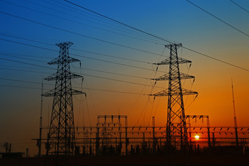 Fototapeta premium Linia wysokiego napięcia wieży elektrycznej