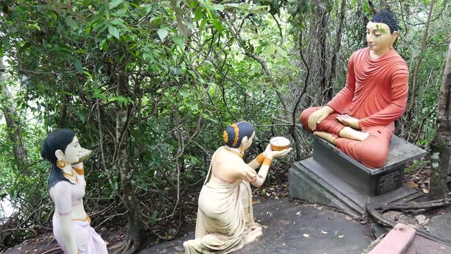 statue story with sitting buddha at the Ranawana Temple