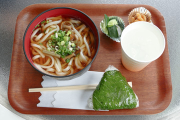 うどんとおにぎりのセット