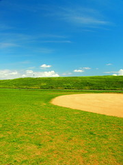 河川敷のグランドと青空