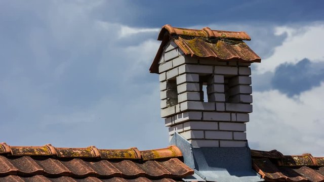 4k Time lapse Schornstein vor Wolken