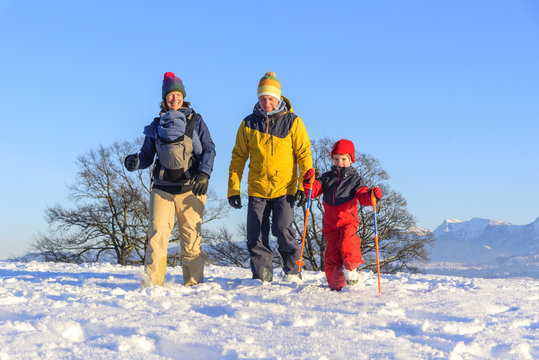 Familie beim Ausflug in den Schnee