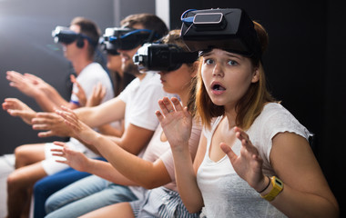Obraz premium Girl wearing virtual reality goggles