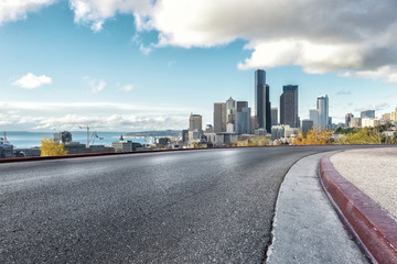Obraz premium empty road with cityscape of modern city