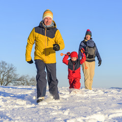 Fototapeta na wymiar Familiengaudi im Schnee