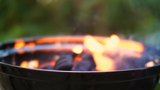 pr&eacute;paration d'un barbecue slow motion 