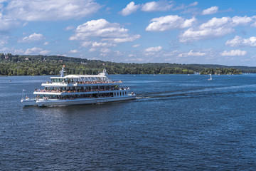 Obraz premium Ausflugsdampfer auf dem Starnberger See kurz vor der Roseninsel
