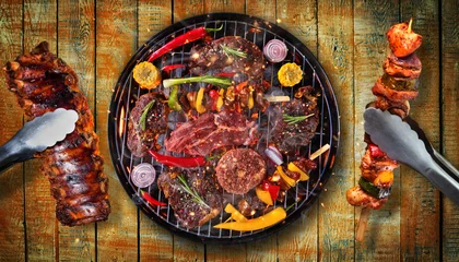 Photo sur Plexiglas Grill / Barbecue Top view of fresh meat and vegetable on grill placed on wooden planks