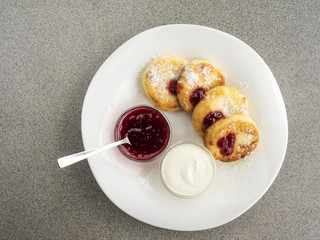 Curd pancakes and sour cream