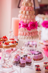 Obraz na płótnie Canvas Delicious cupcakes with white cream and strawberries