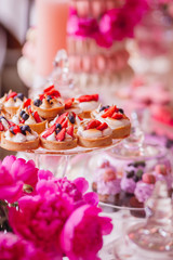 Delicious cupcakes with white cream and strawberries