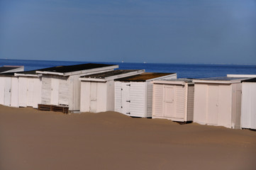 Fototapeta na wymiar cabanes de plage Calais