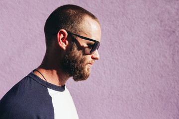 Obraz premium Hipster man wearing black sunglasses in urban city streets
