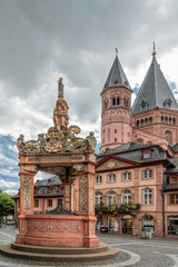 Fototapeta na wymiar Marktbrunnen Mainz Renaissance Dom Altstadt