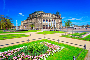 Fototapeta na wymiar Semperoper in Dresden, Deutschland
