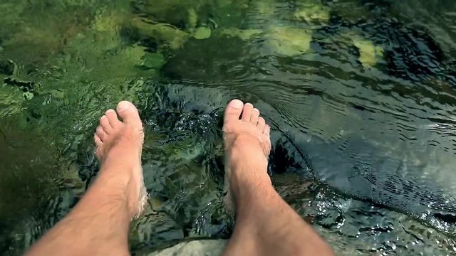 Piedi in acqua, piedi nel fiume