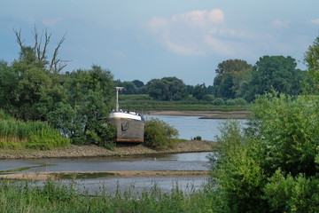 Havarie. Binnenschiff auf Buhne aufgelaufen.