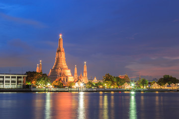 Fototapeta premium Pra Prank Wat Arun with The sunset sky.