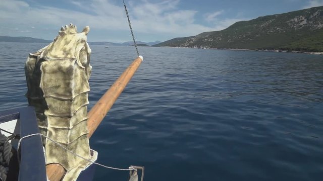 Bug eines Schiffes vor kroatischer K&uuml;ste