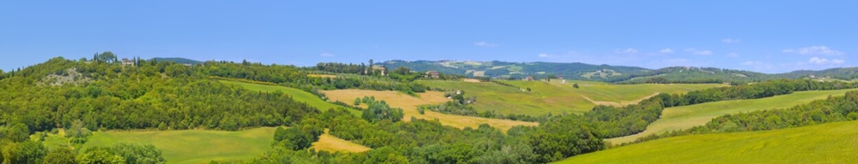 Fototapeta na wymiar Toskana-Panorama, in der Nähe von Volterra,Teil 2 (kann mit Teil 1 zu einem großen Panorama nahtlos zusammengesetzt werden.)